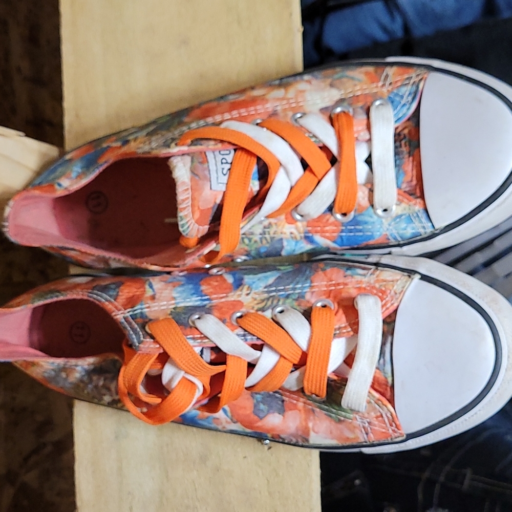 Sports shoes